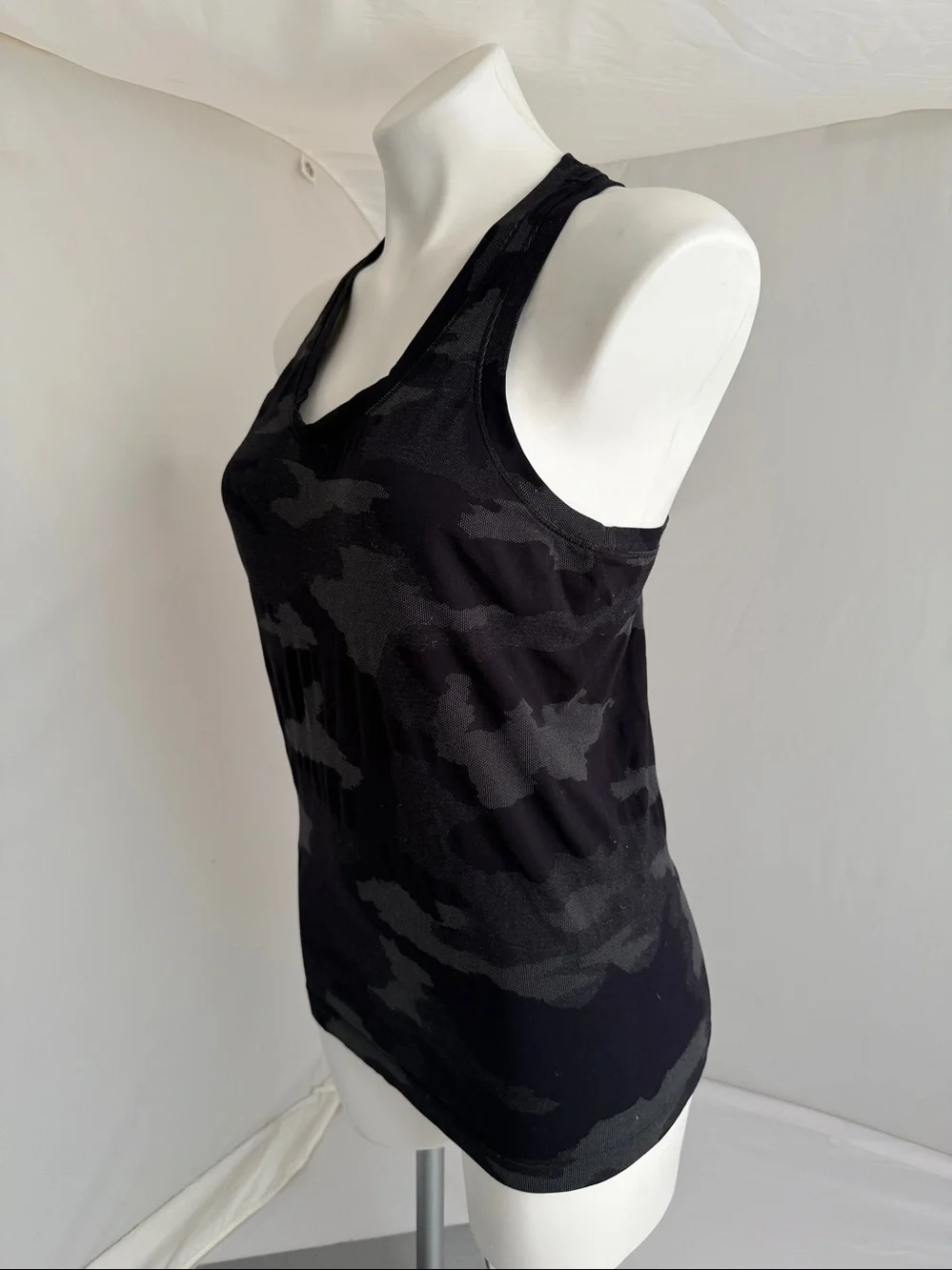 Athleta Momentum Seamless Racerback Tank Top black charcoal gray camouflage M